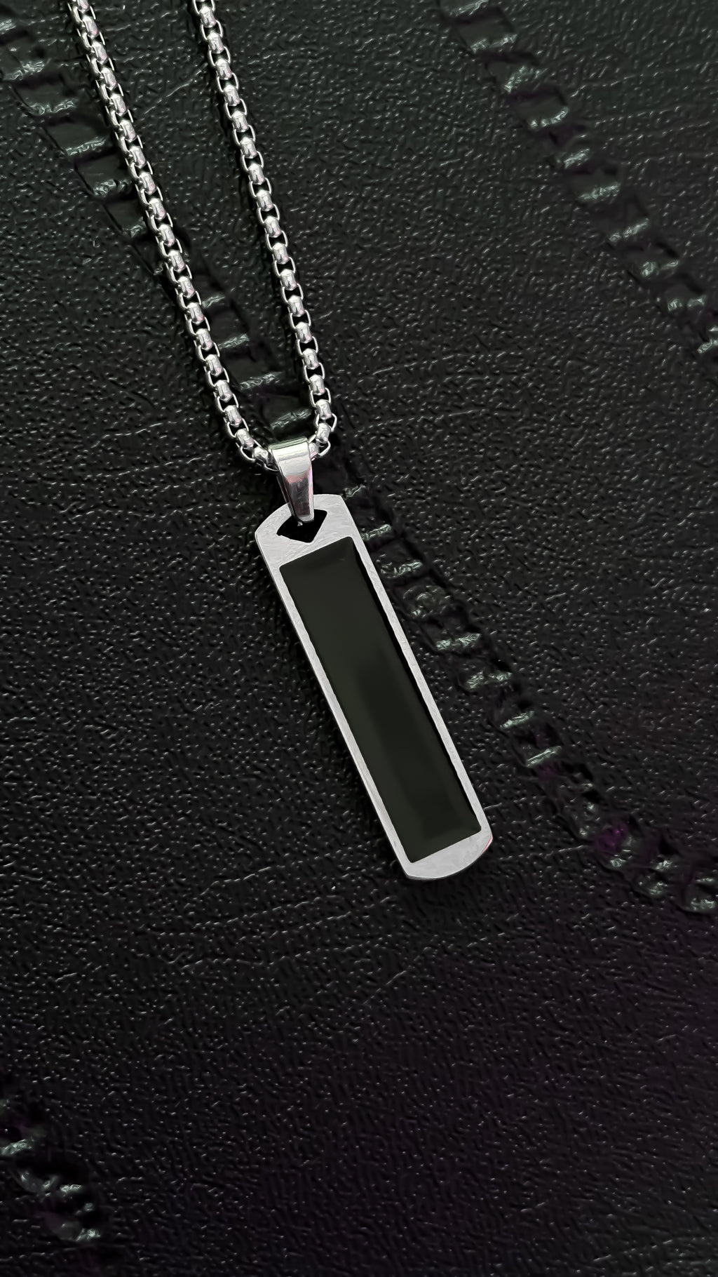 Collar unisex placa negra  cx132