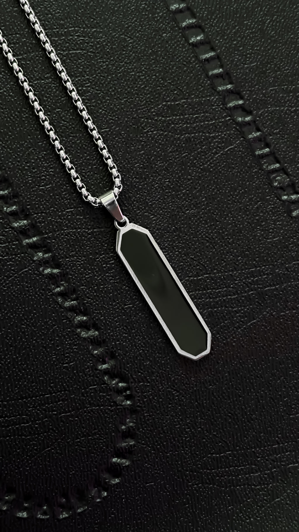 Collar unisex placa negra  cx132